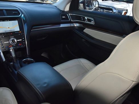 Used 2017 Ford Explorer Platinum image 18