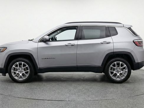 Used 2025 Jeep Compass Limited image 5
