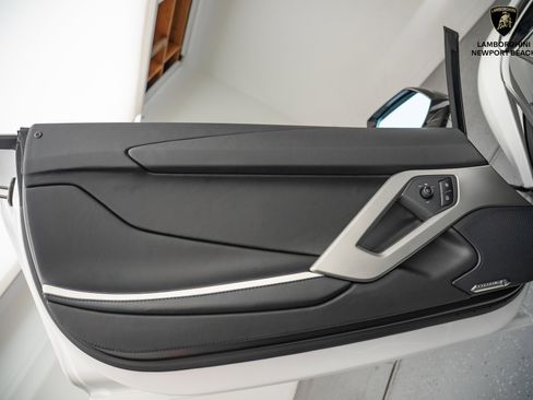 Used 2019 Lamborghini Aventador S image 40