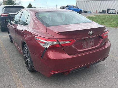Used 2018 Toyota Camry SE w/ Moonroof Package FWD image 9
