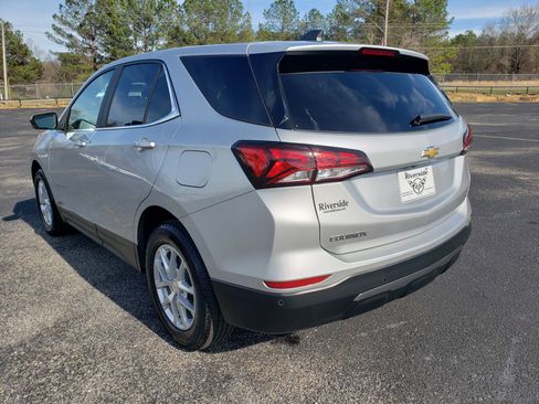 Used 2022 Chevrolet Equinox LT w/ Driver Convenience Package image 4