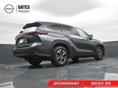 Used 2024 Toyota Highlander XLE AWD/4WD image 42