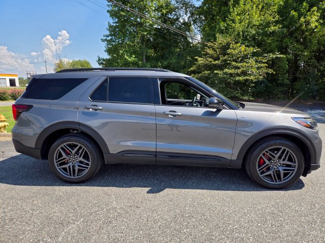 Used 2025 Ford Explorer ST-Line w/ ST-Line Street Pack AWD/4WD image 9