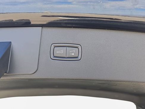 Used 2023 Porsche Cayenne Platinum Edition image 16