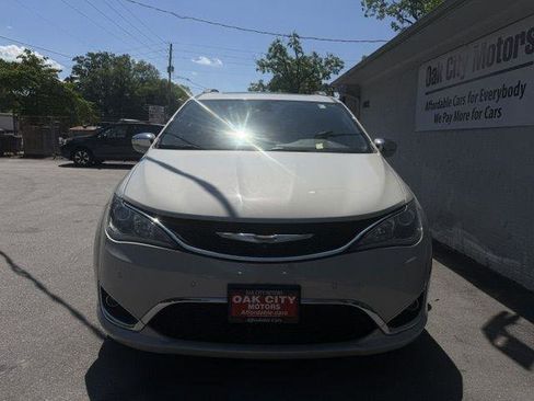 Used 2017 Chrysler Pacifica Limited w/ UConnect Theater Package FWD image 3