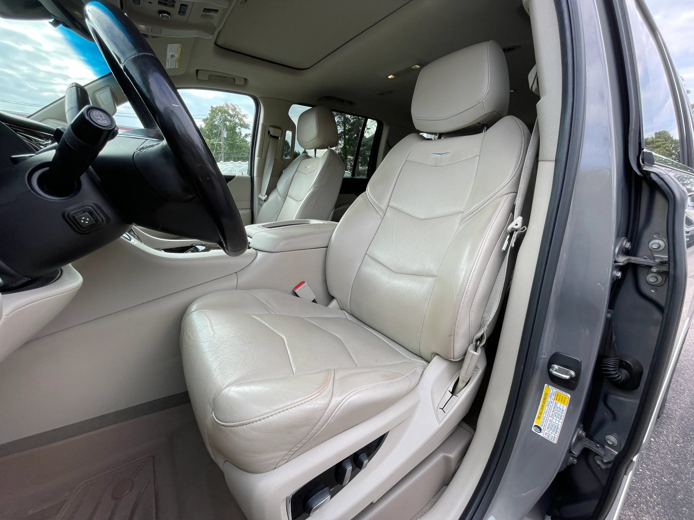 Used 2018 Cadillac Escalade ESV Luxury AWD/4WD image 9