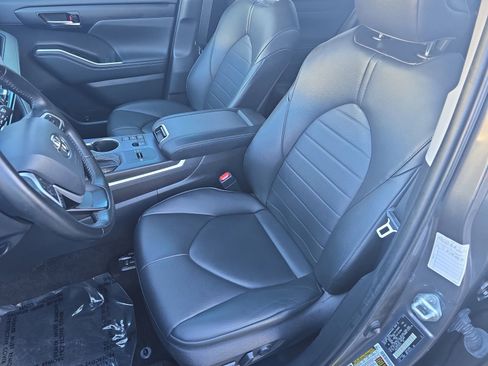 Used 2023 Toyota Highlander XLE image 23