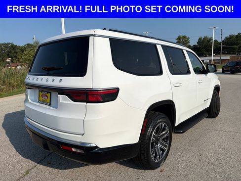 Used 2023 Jeep Wagoneer 4WD w/ Premium Group I image 3