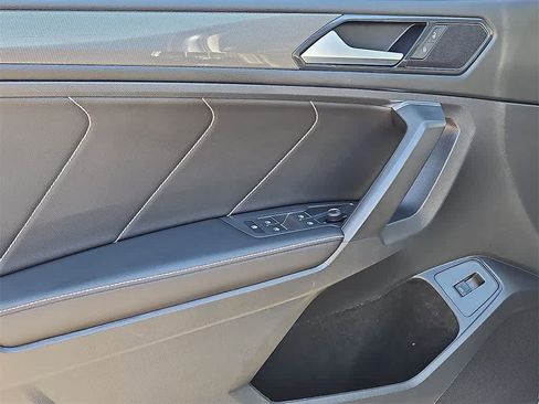 Used 2022 Volkswagen Tiguan SE w/ Panoramic Sunroof Package image 10