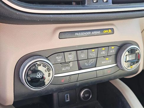 Used 2020 Ford Escape SE image 12