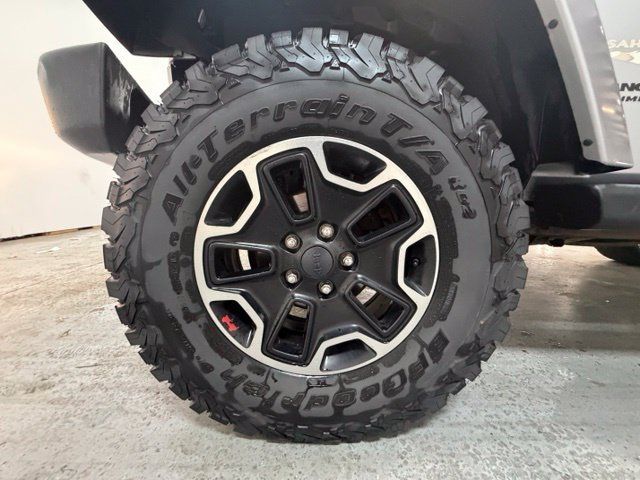 Used 2014 Jeep Wrangler Unlimited Sahara w/ Connectivity Group AWD/4WD image 12