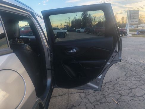 Used 2020 Jeep Cherokee Latitude Plus image 31