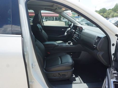 Used 2024 Nissan Pathfinder SL w/ SL Premium Package FWD image 19
