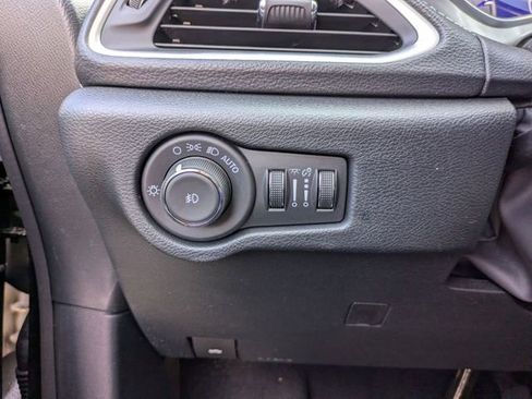 Used 2025 Chrysler Pacifica Limited FWD image 15