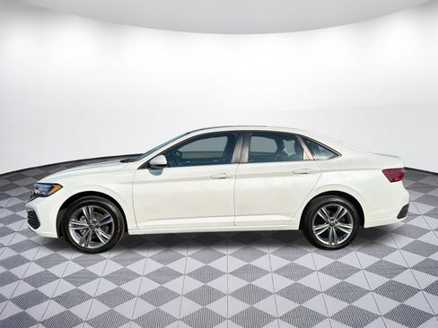 Certified 2022 Volkswagen Jetta SE FWD image 2