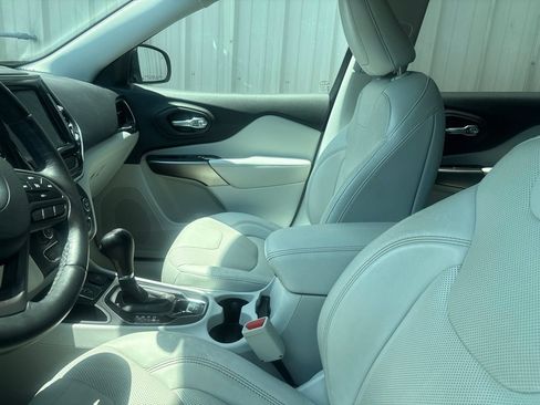 Used 2019 Jeep Cherokee Limited FWD image 15
