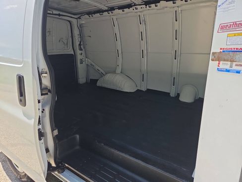 Used 2020 Chevrolet Express 3500 w/ Driver Convenience Package RWD image 15
