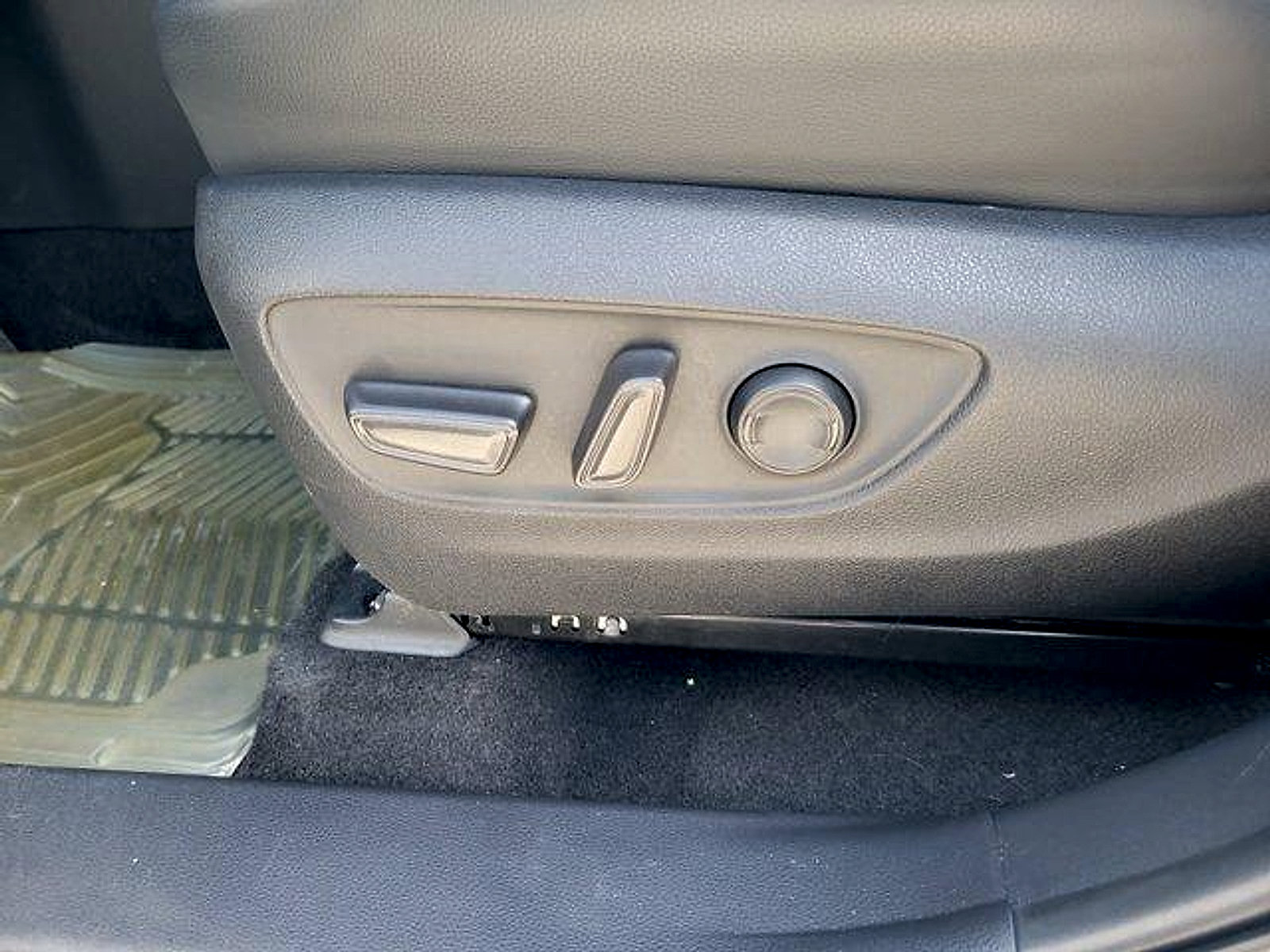 Used 2023 Toyota Highlander XLE FWD image 28