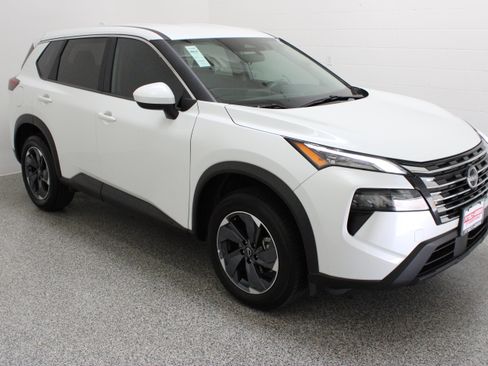 Used 2025 Nissan Rogue SV FWD image 4