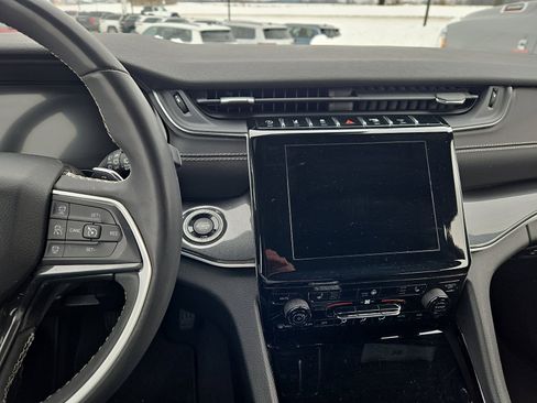 Used 2023 Jeep Grand Cherokee Altitude image 9