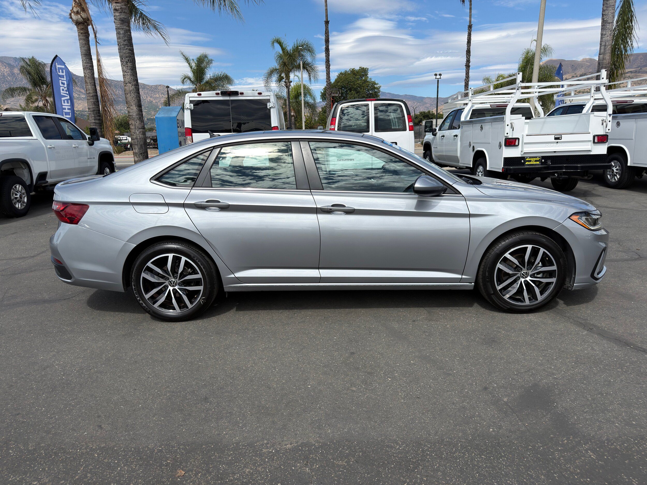 Used 2025 Volkswagen Jetta SE FWD image 9