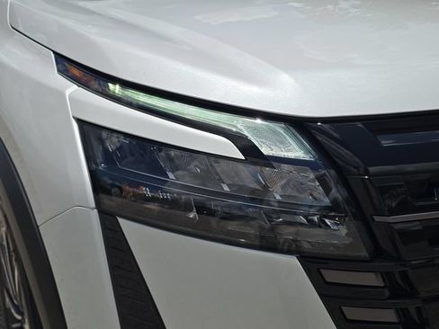 Used 2026 Nissan Pathfinder Platinum FWD image 7