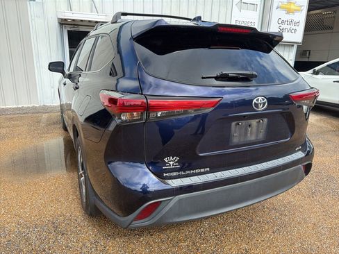 Used 2023 Toyota Highlander XLE FWD image 4