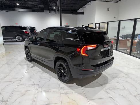 Used 2024 GMC Terrain SLE w/ Driver Convenience Package FWD image 10