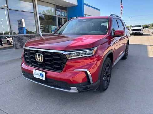 Certified 2025 Honda Pilot Touring image 1