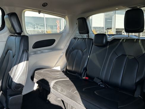 Used 2023 Chrysler Pacifica Touring-L FWD image 21