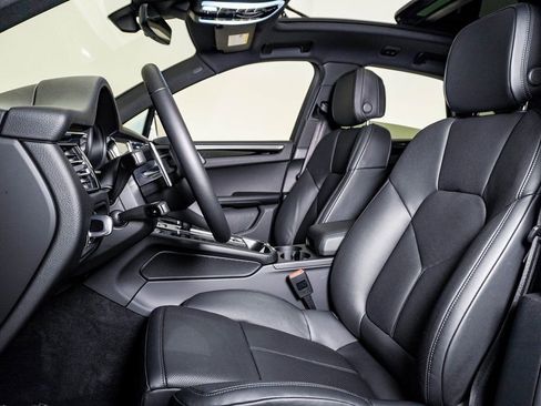 Certified 2025 Porsche Macan AWD/4WD image 5