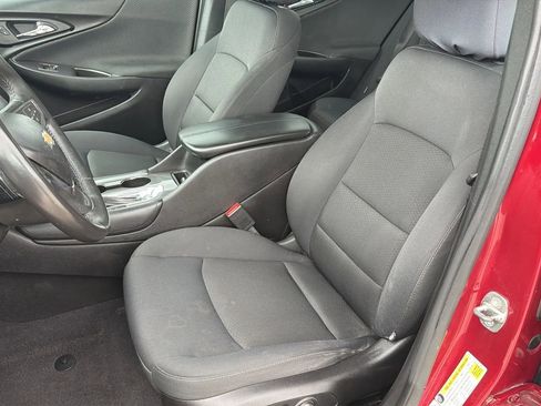 Used 2017 Chevrolet Malibu LT FWD image 38