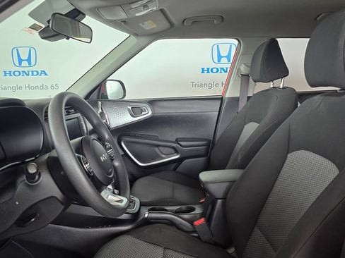 Used 2025 Kia Soul LX FWD image 6