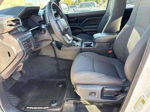 Used 2025 Toyota Tacoma SR5 AWD/4WD image 12