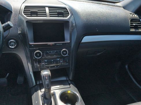 Used 2017 Ford Explorer XLT w/ Equipment Group 202A AWD/4WD image 12