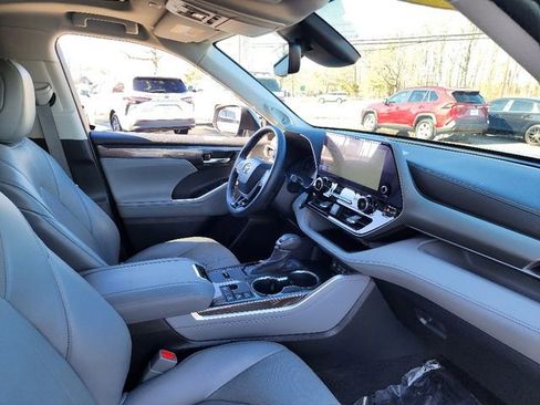 Used 2023 Toyota Highlander Limited image 11