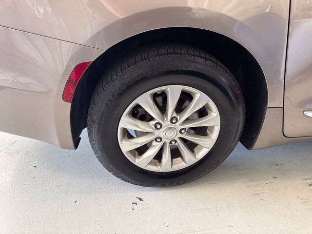 Used 2017 Chrysler Pacifica Touring-L FWD image 43