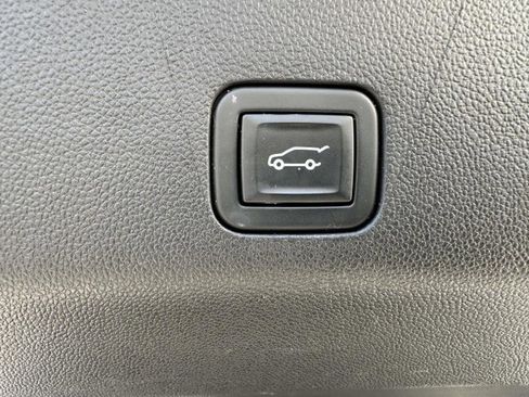 Used 2022 Chevrolet Suburban LT w/ Luxury Package image 18