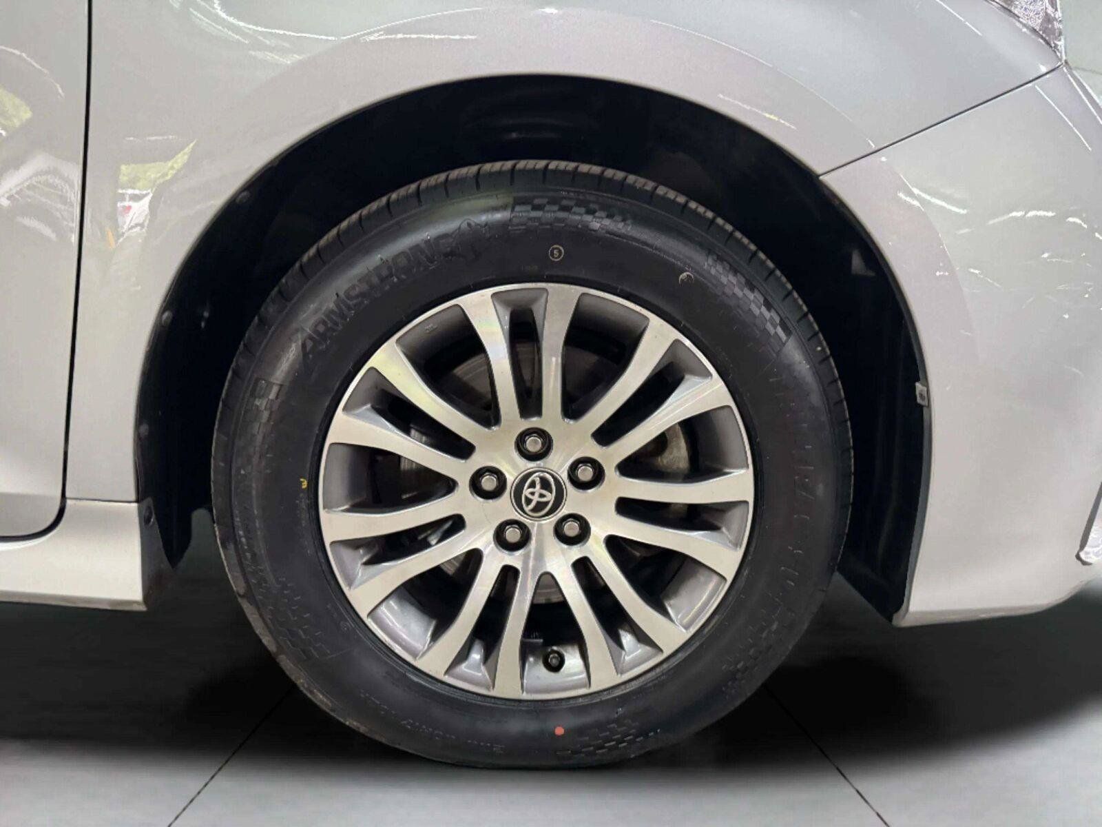 Used 2020 Toyota Sienna XLE Premium FWD image 58