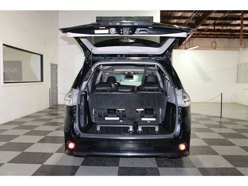 Used 2017 Toyota Sienna SE image 19