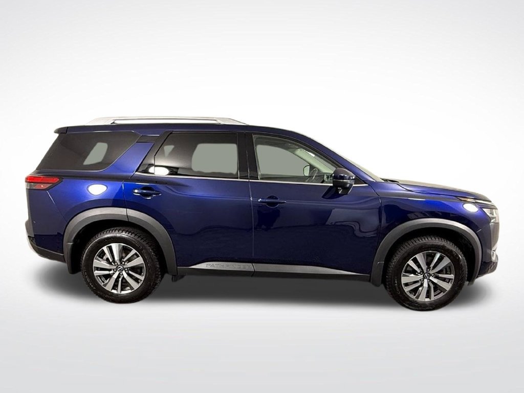 Used 2023 Nissan Pathfinder SL AWD/4WD image 3