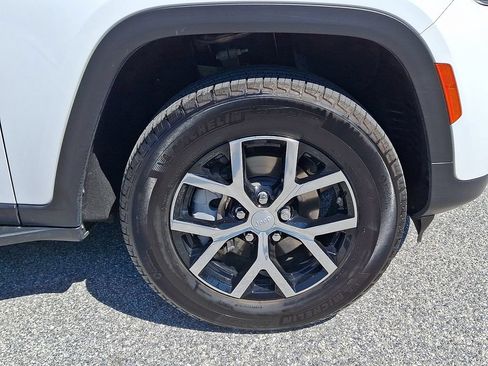 Used 2025 Jeep Grand Cherokee Limited AWD/4WD image 12