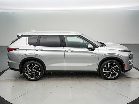 Used 2024 Mitsubishi Outlander SE image 3