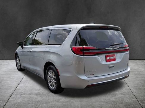 Used 2024 Chrysler Pacifica Touring-L FWD image 6