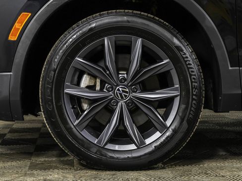 Used 2023 Volkswagen Tiguan SE w/ Panoramic Sunroof Package image 23