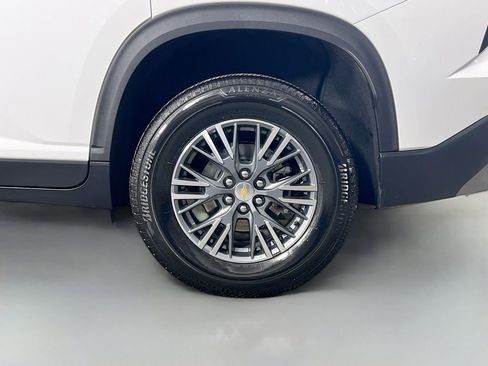 Used 2025 Chevrolet Traverse LT image 32