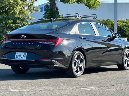 Used 2023 Hyundai Elantra Limited w/ Preferred Accessory Package FWD image 4