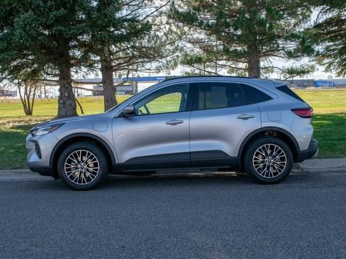 Used 2023 Ford Escape SE image 3