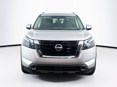 Used 2025 Nissan Pathfinder SV FWD image 2