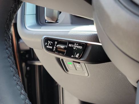 Certified 2025 Porsche Cayenne AWD/4WD image 36